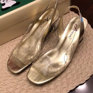 Annie’s size 7M Clear/gold Embellished NEW